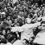 Foto Pius XII. inmitten einer Menschenansammlung in Rom