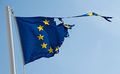 bandiera europea parzialmente lacerata che sventola nel vento